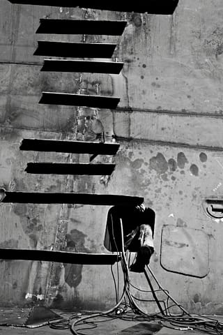 tersane gemi merdiven ayak siyah beyaz b&w belgesel documentary