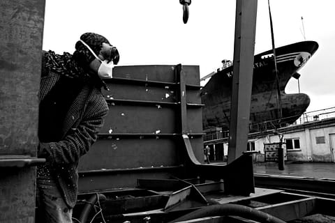 tersane gemi işçi maske siyah beyaz b&w belgesel documentary