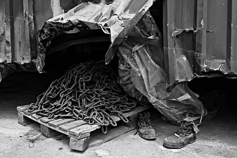 işçi ayakkabı zincir soyut düşmek siyah beyaz b&w belgesel documentary art